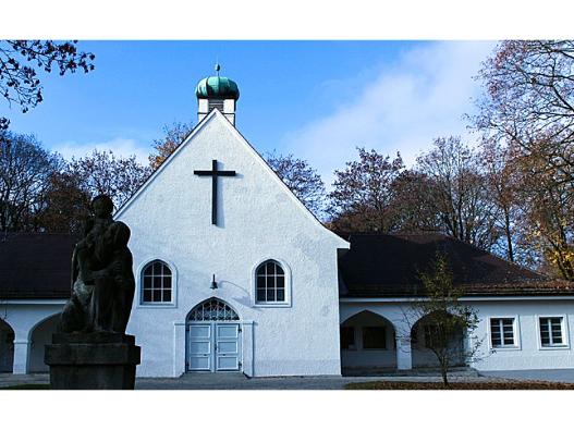 Aussegnungshalle im Friedhof Feldmoching