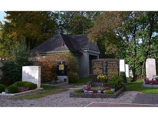 Gräber im Friedhof Daglfing