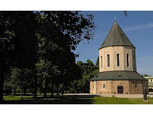 Trauerhalle im Friedhof am Perlacher Forst