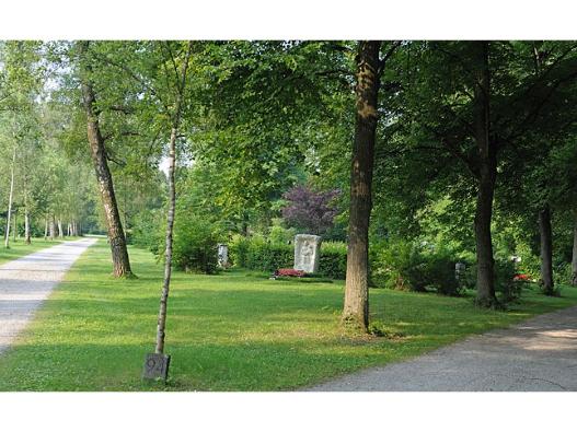 Gräber im Friedhof am Perlacher Forst