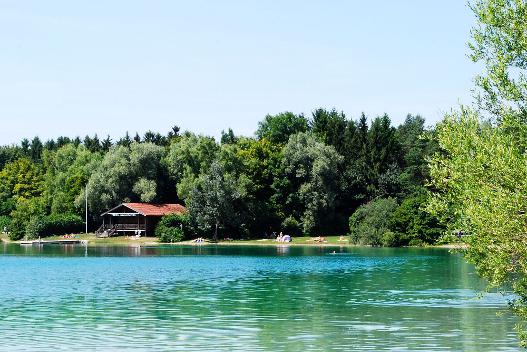 Blick auf den Regattaparksee und eine Liegewiese