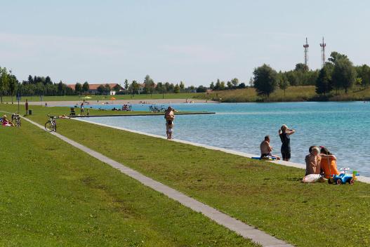 Liegewiese am Riemer See mit Blick aufs Wasser